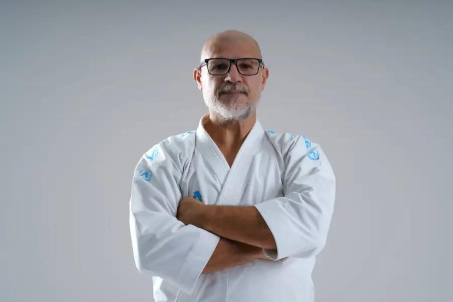 Sensei Oliver Dobre cu brațele încrucișate, în kimono alb