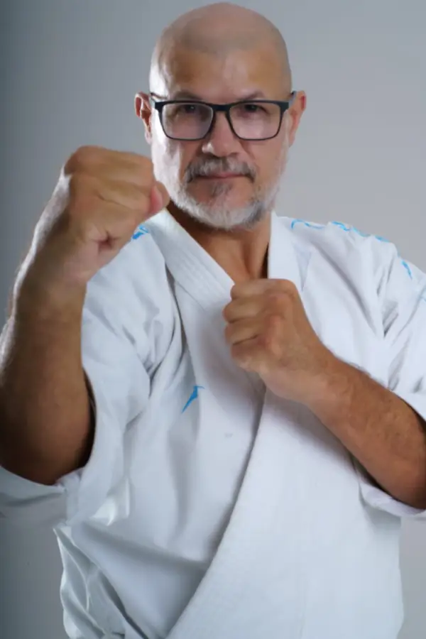 Sensei Oliver Dobre în gardă de karate